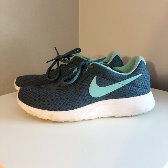 teal nike tanjun